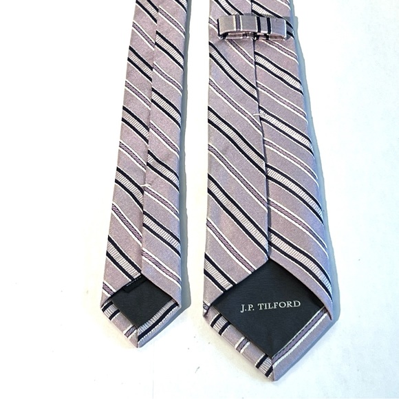 Like new! J.P. Tilford Oxford lavender 100% silk tie. - Picture 2 of 6